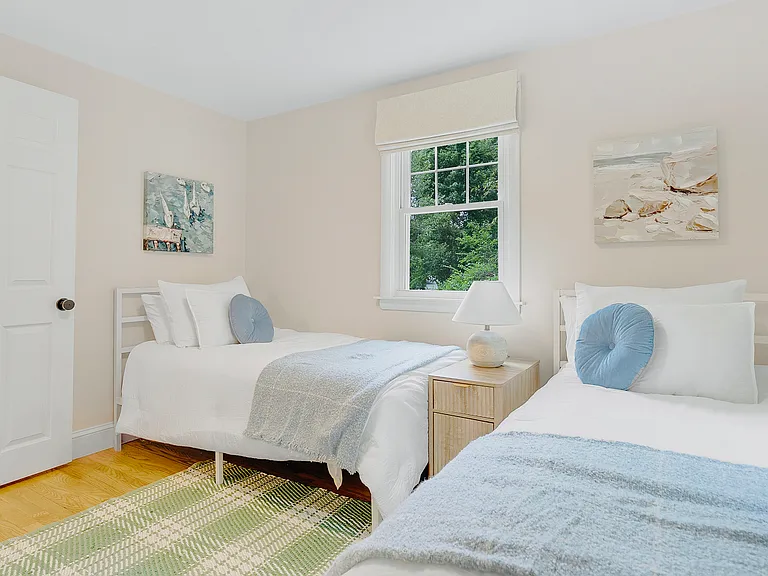 Cute first. floor twin bedroom.