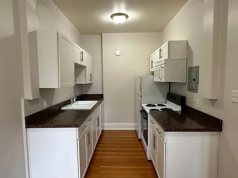 230 NE 28th Ave — Photo 2