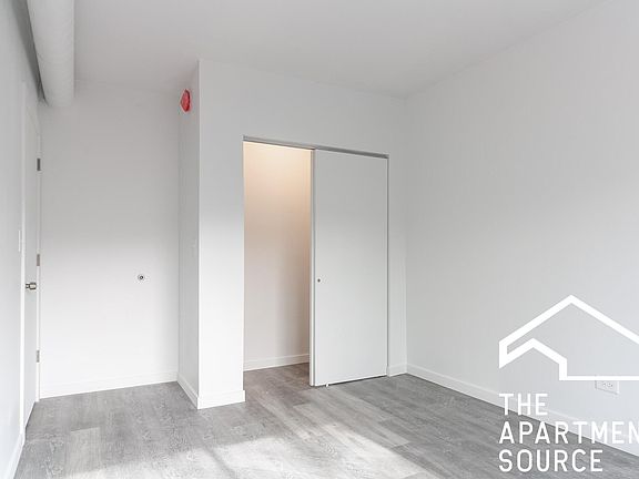 3rd image of 1708 W Glenlake Ave APT 3