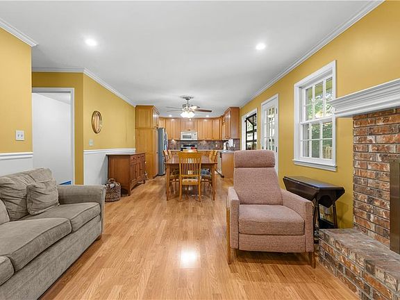 4th image of 1312 SW Sunrise Dr