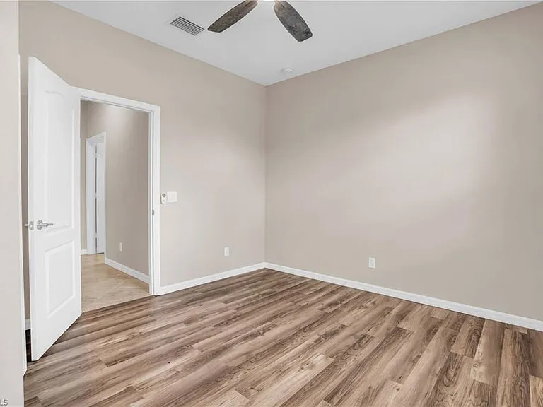 2061 Hamlin St — Photo 11
