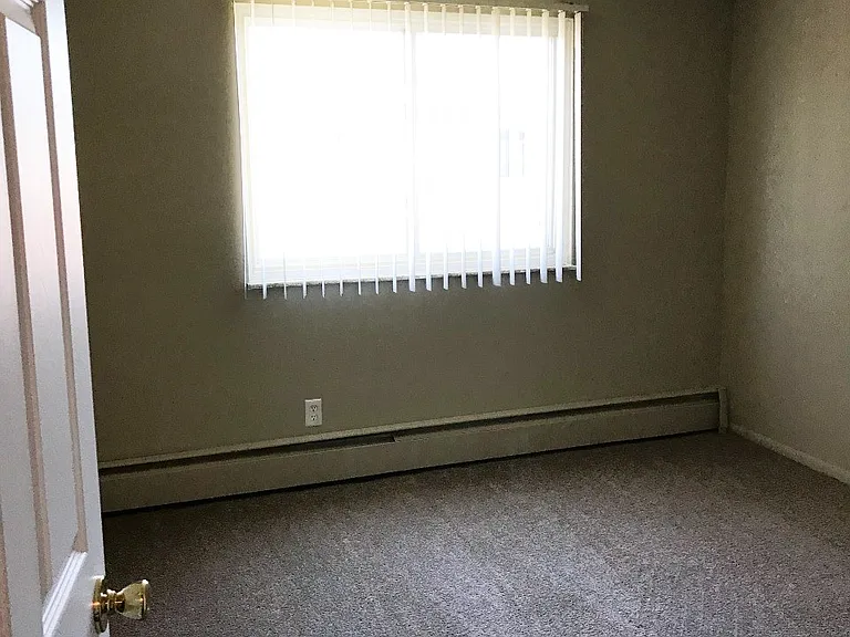 Holland Gardens Apartments — Photo 55