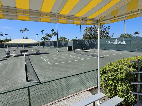 7664 Pine Island Way, West Palm Beach, FL 33411