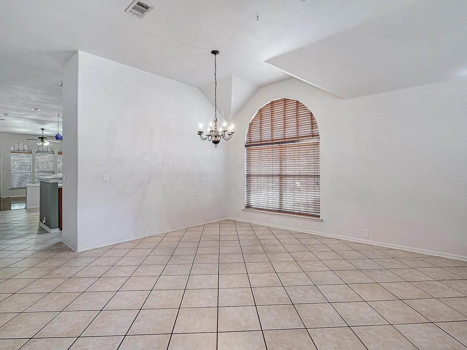3 bed, 2002 sqft, $2,450 — Photo 4