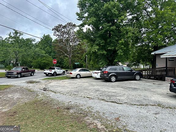 4th image of 648 Ellington Ave