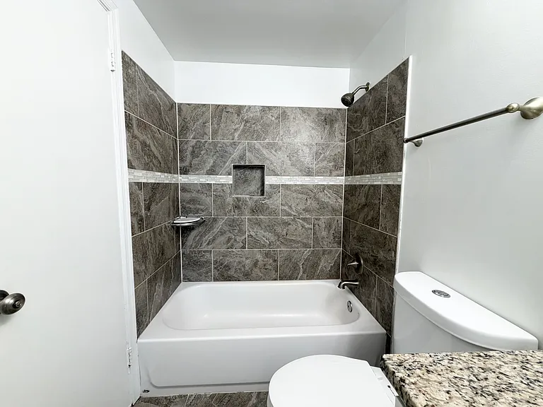 20503 Strath Haven Dr — Photo 17