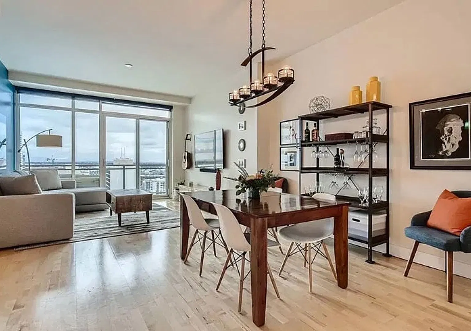 Luxury One Lincoln Park Condo with Stunning City & Mountain Views! Available Now! — Photo 1