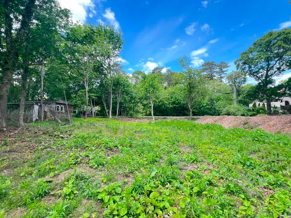 24 Towanticut Ave, Oak Bluffs, MA 02557
