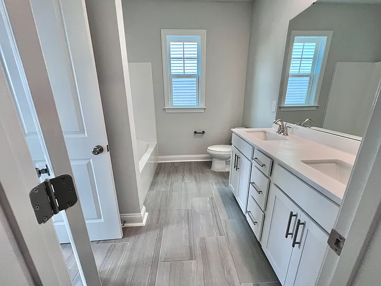 2nd Full Bathroom-Upstairs-Pic 1