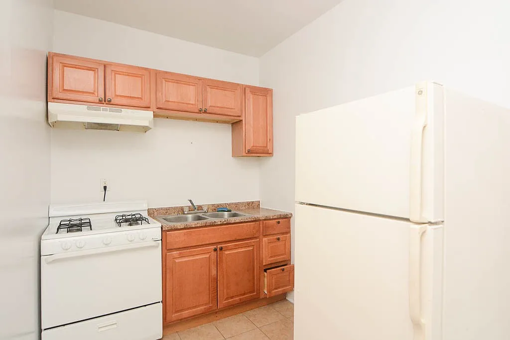 2704 N Sawyer Ave — Photo 2