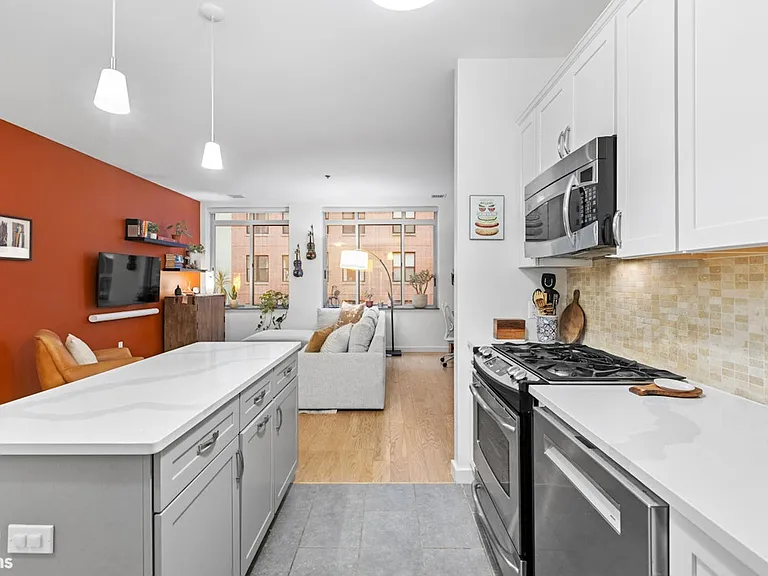 25 McWilliams Pl #307 — Photo 4
