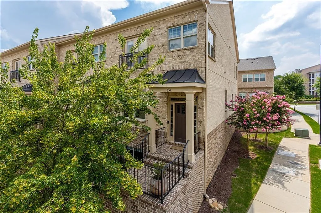 Fountainhead Ln NE — Photo 1