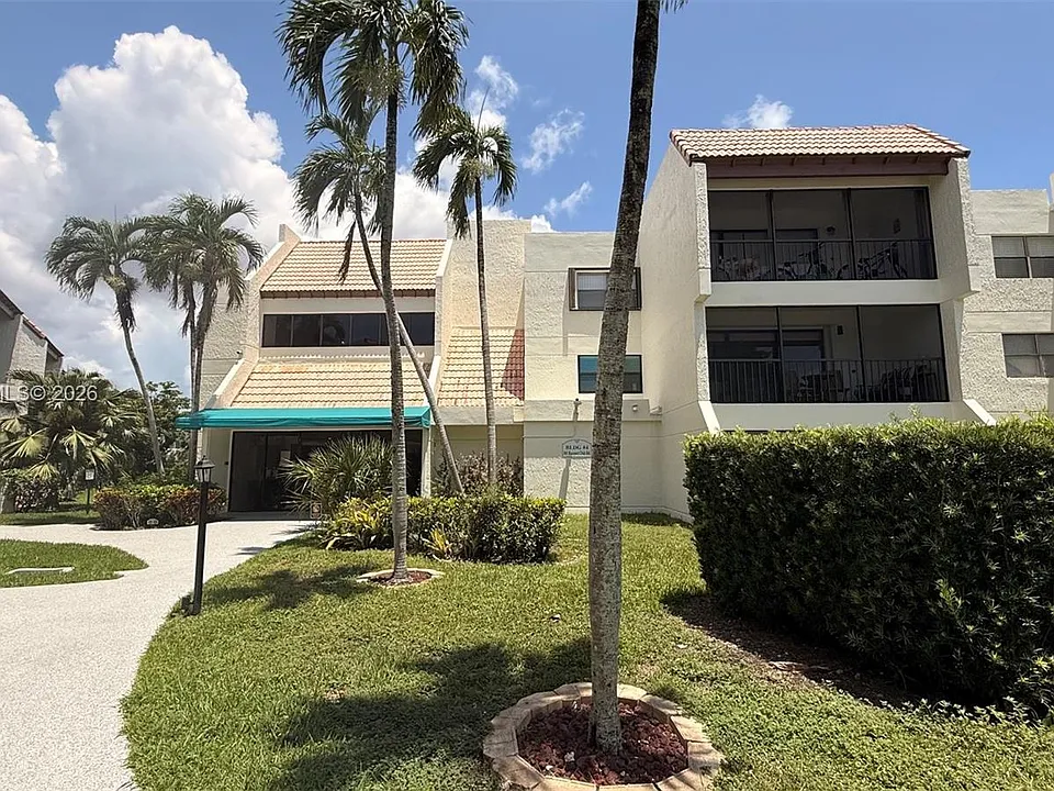 301 Racquet Club Rd #305