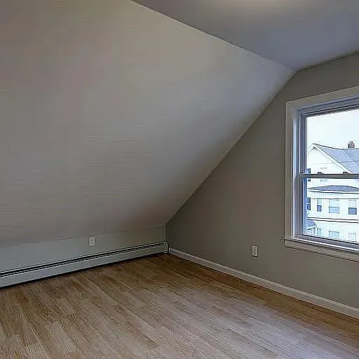 3 bed, 1.0 bath, 900 sqft, $1,900 — Photo 4