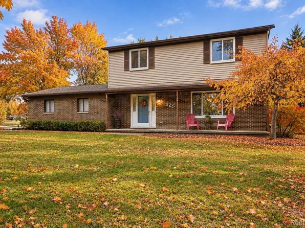 1225 Meadowood Dr, Waterford, MI 48327