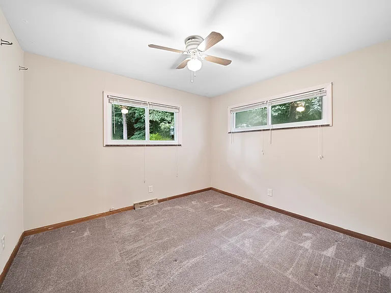 162 Osborne St — Photo 15