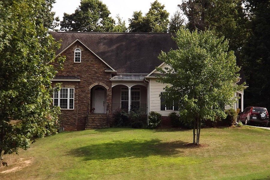 1st image of 292 Heritage Manor Cres