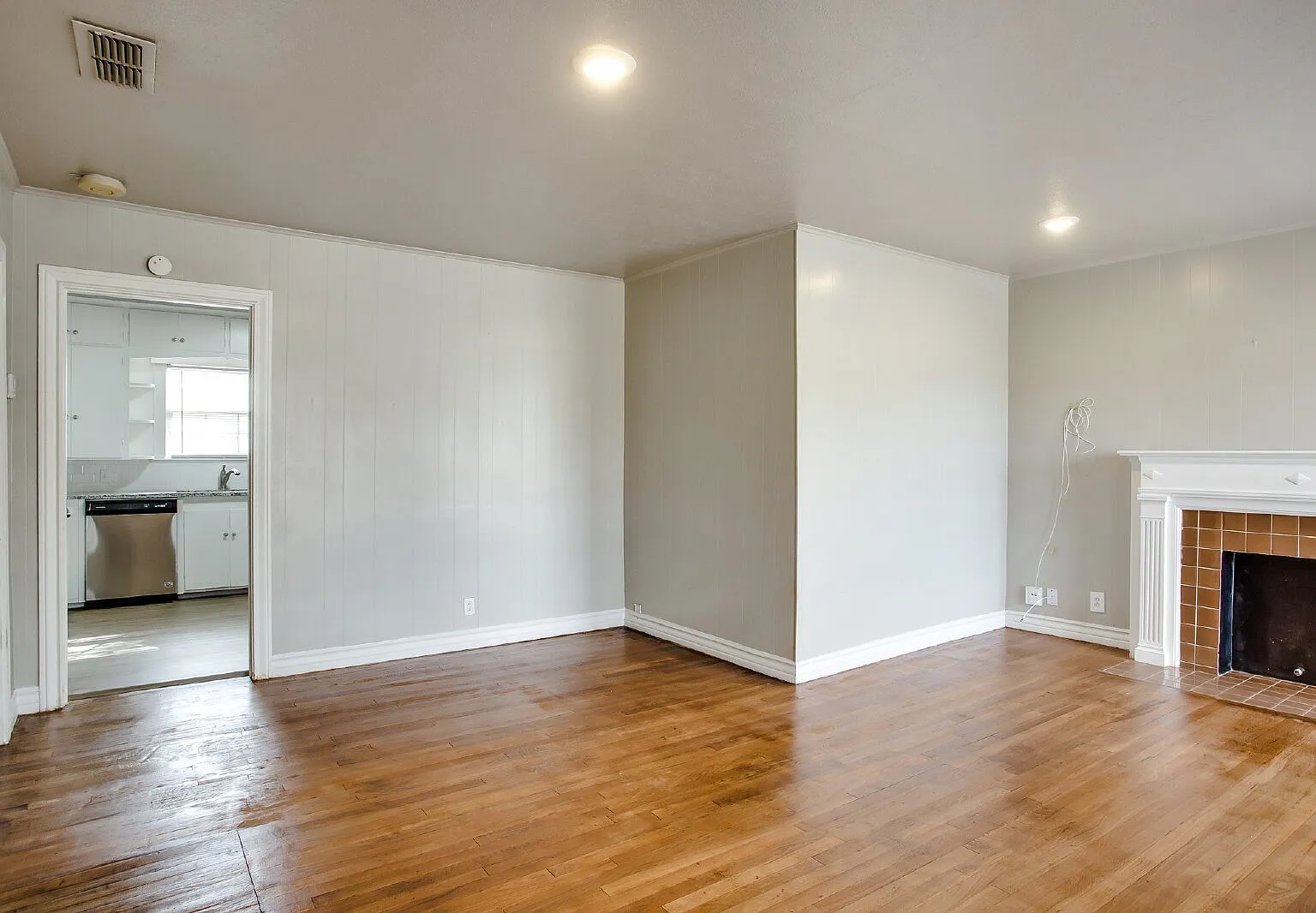 3 bed, 2.0 bath, 1200 sqft, $1,295 — Photo 3