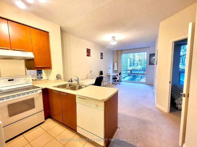 1121 Bay St #908 — Photo 4