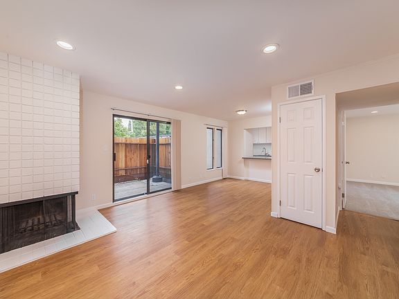 4th image of 1948 Desert Cir APT 1