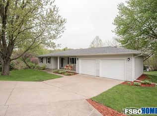 40 Rainbow Dr, Bettendorf, IA 52722