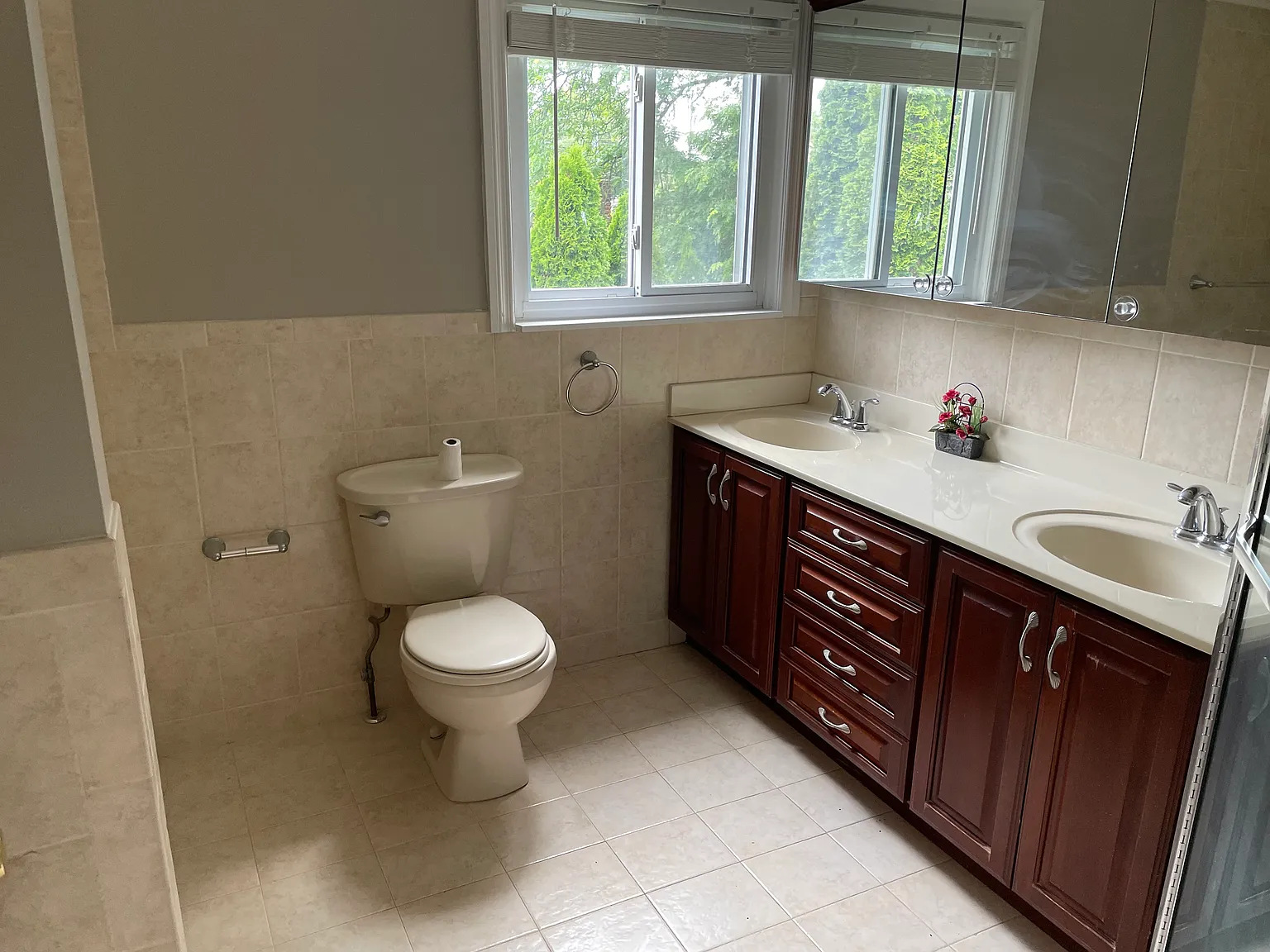 5 bed, 3.5 bath, 2700 sqft, $3,200 — Photo 2