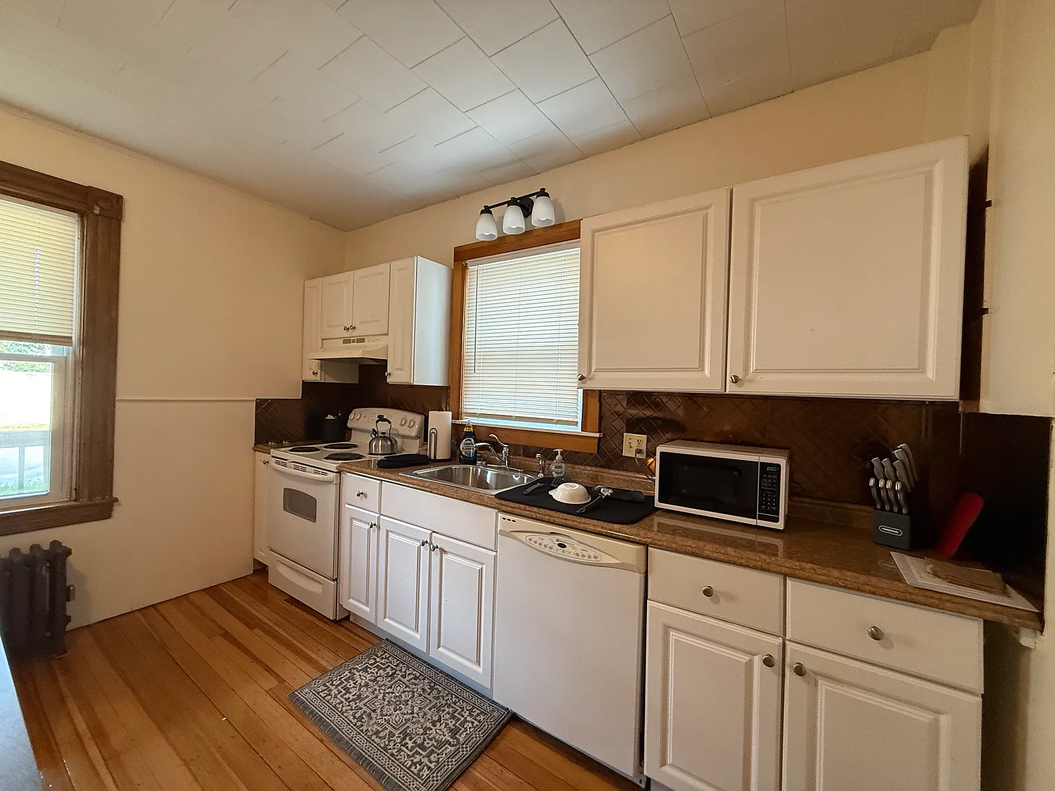 3 bed, 1.5 bath, 1167 sqft, $1,300 — Photo 2