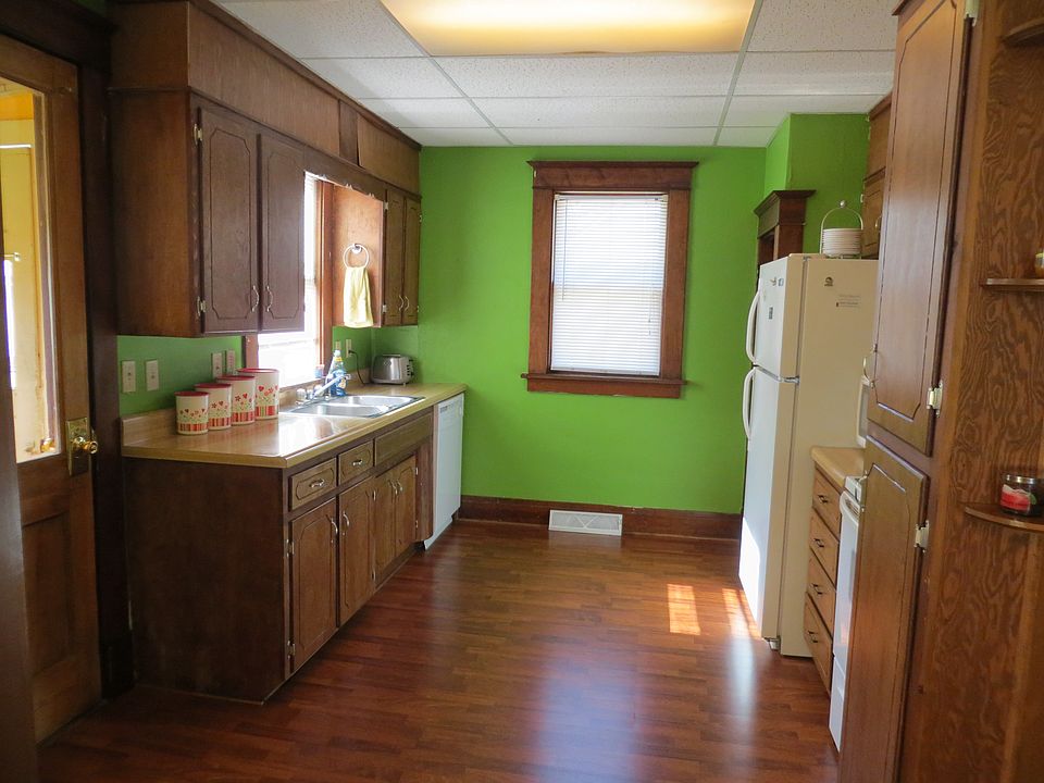 1st image of 408 2nd St SE