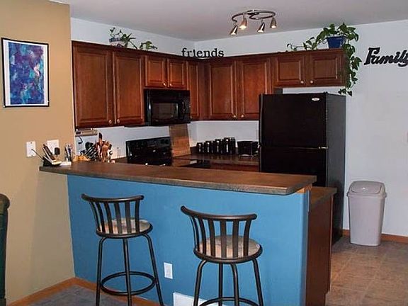 Kitchen w/ Breakfast Bar