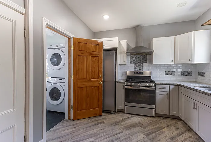 11 Sharon St — Photo 3