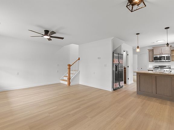 5th image of 404 S Magnolia Ave.