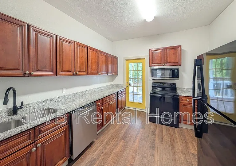 1445 Ionia St — Photo 3
