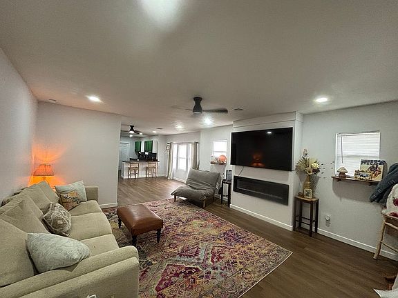 3rd image of 606 Evelyn St
