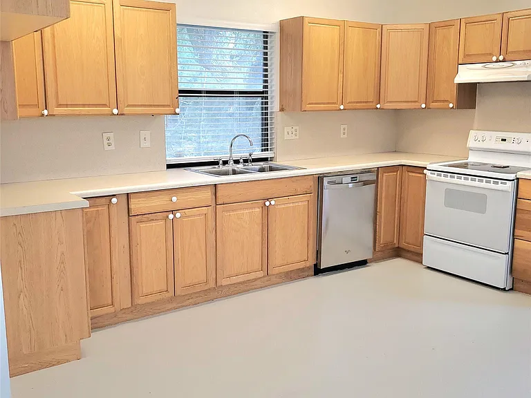 1052 Hidden Hills Dr — Photo 4