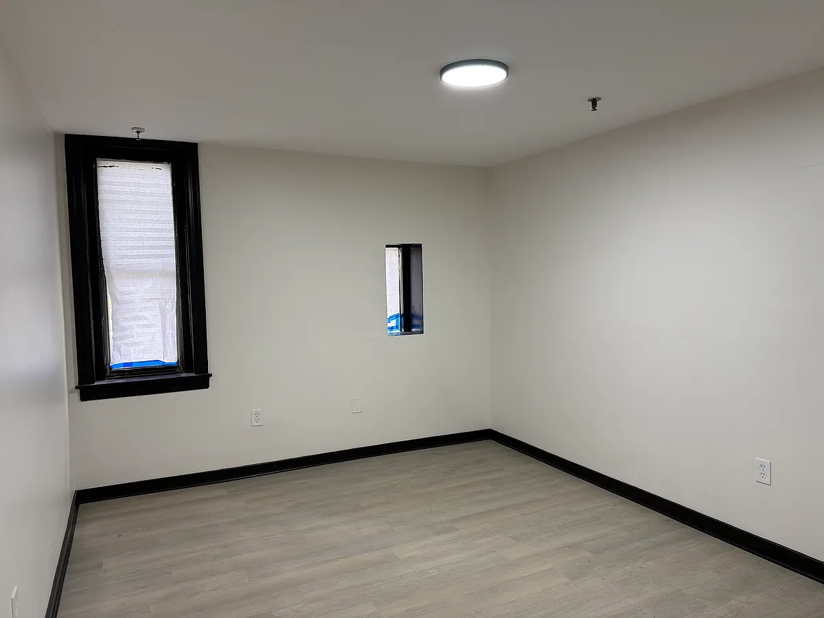 Building Photo - 4806 Chester Ave #103