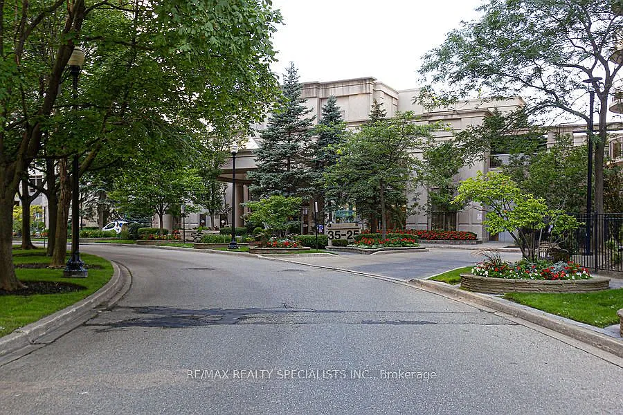 25 Kingsbridge Garden Cir — Photo 3