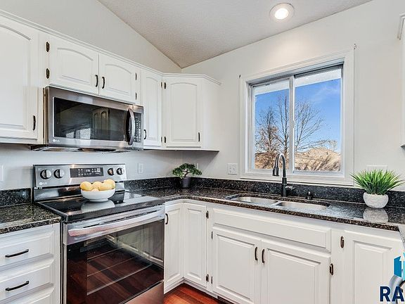 4th image of 1400 E 62nd St