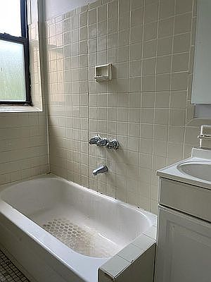 5th image of 325 E 93rd St APT 4W