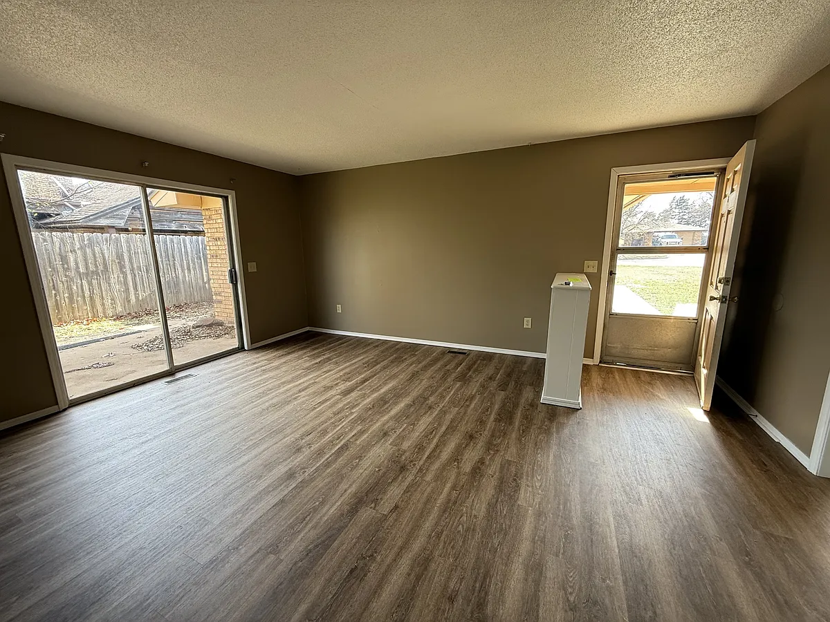 Living room - 1918 W State Ln #1