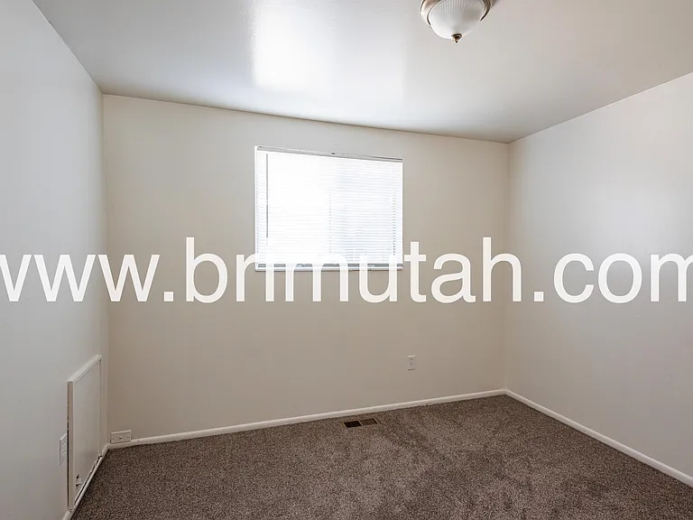 410 E Welby Ave — Photo 11