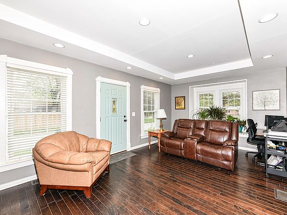 5th image of 410 N 10th Ave