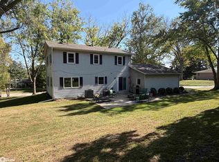 1203 Glenview Cir, Fairfield, IA 52556