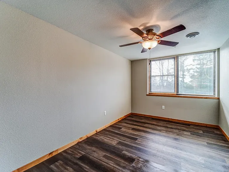 Sunset Place Apartments — Photo 38