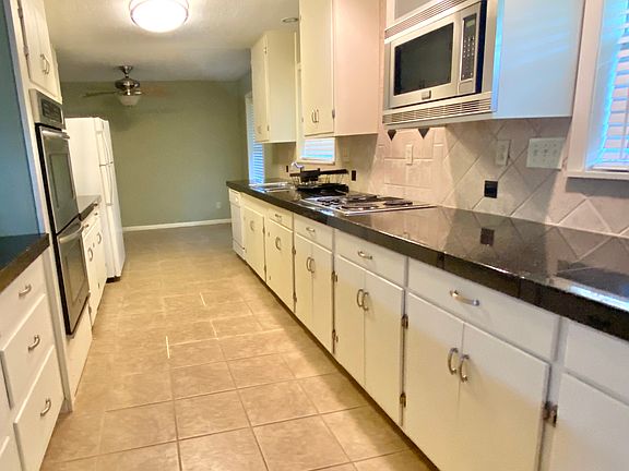 2nd image of 2450 Primrose St