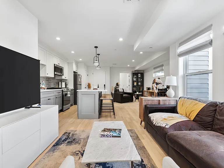 223 Saratoga St #202 — Photo 11