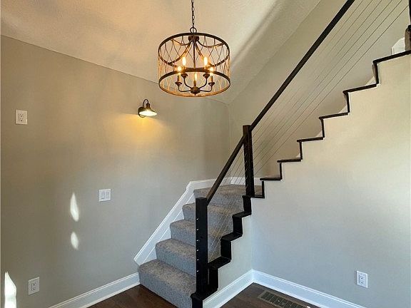 2nd image of 2477 Talbot St