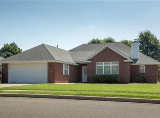 776 N Blazing Star Dr, Fayetteville, AR 72704