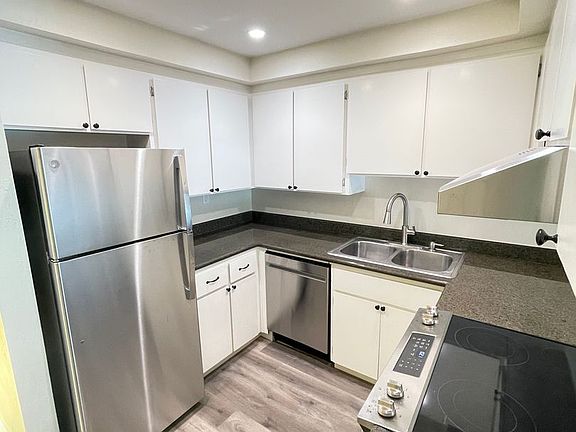 4th image of 946 Tamarack Ln #5