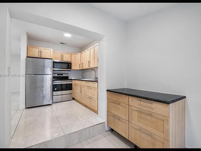 529 NW 42nd St — Photo 35