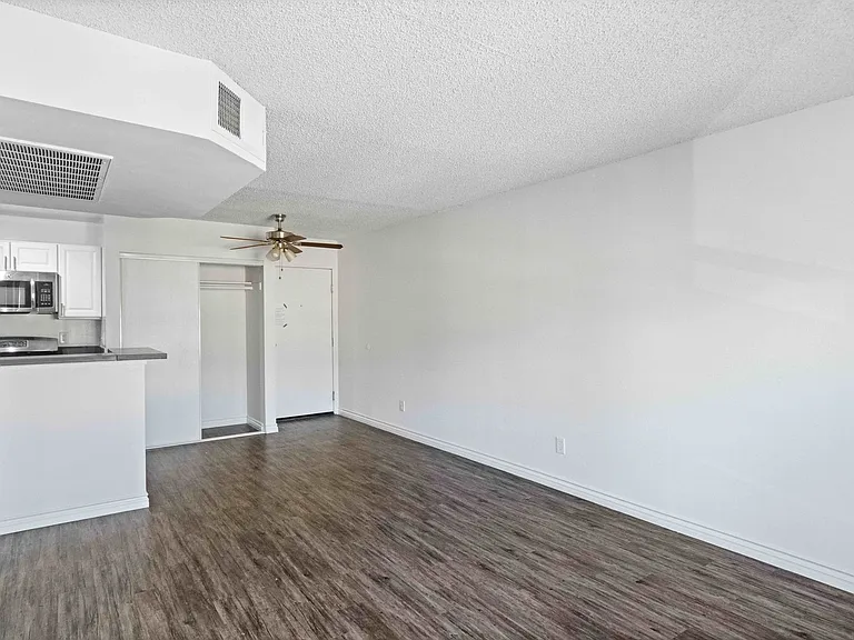 1725 Grismer Ave — Photo 6